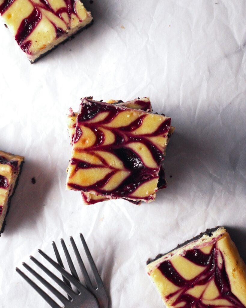 mixed berry swirl cheesecake bars
